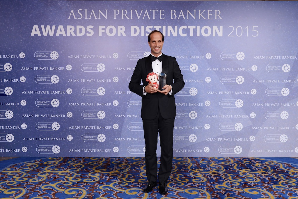 Francesco de Ferrari from Credit Suisse receives the award for Best Private Bank - Australia
