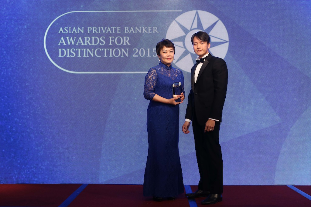 Mary Anne Choo from Goldman Sachs receives the award for Best Private Bank - Diversity
