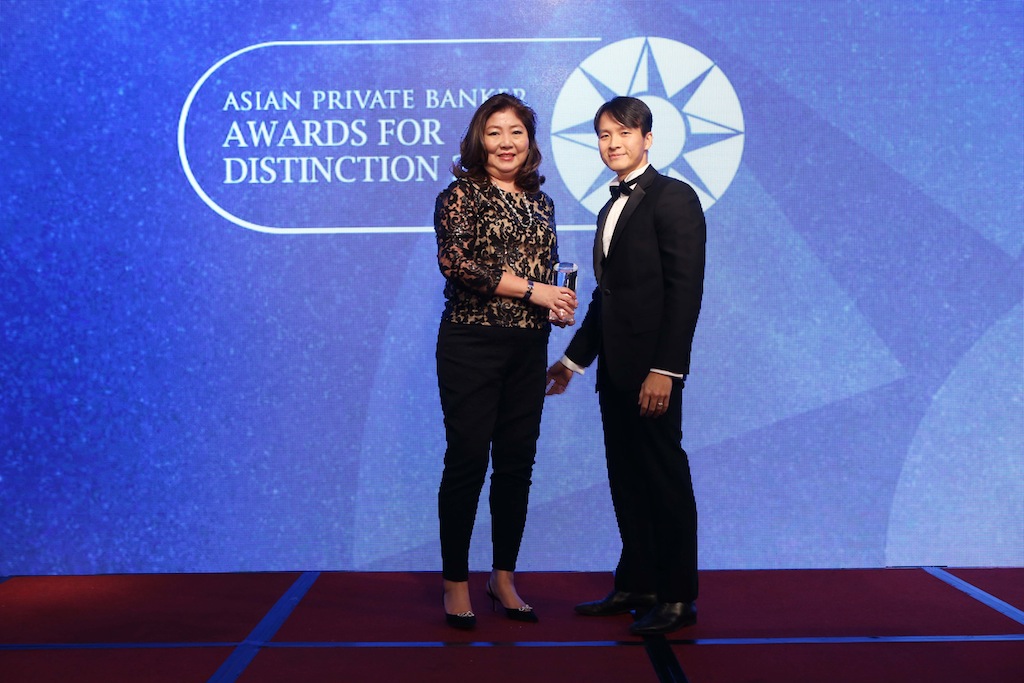 Susan Maceda from Bank of Singapore receives the Best Private Bank - Philippines International