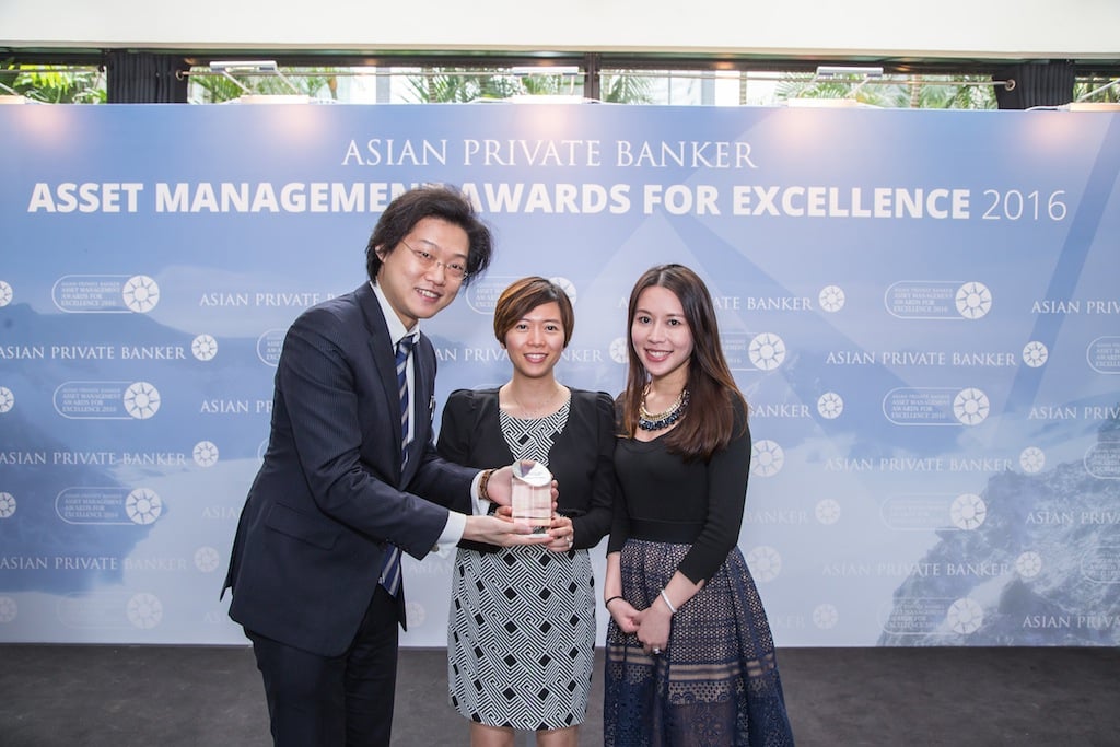 Chestnut Luk and Christy Chan receive the award for Best Fund Provider - Europe Bond
