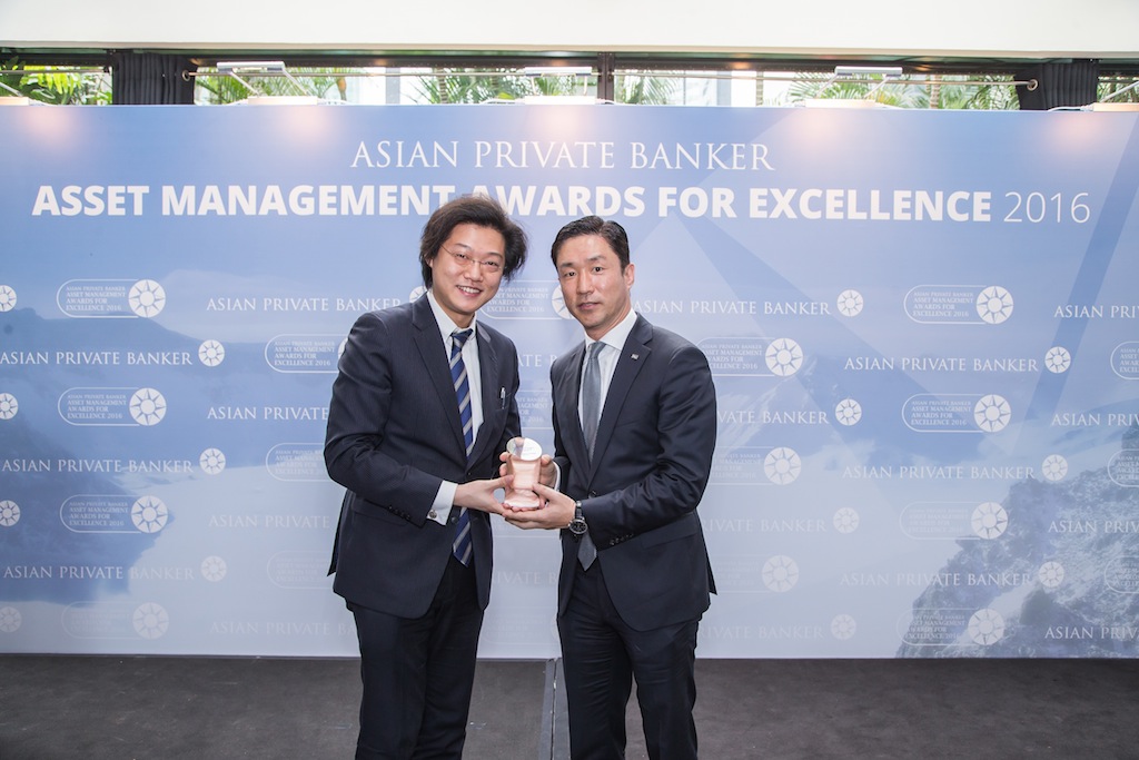 JH Rhee from Mirae Asset receives the award for Best Fund Provider - Global Emerging Market Equity