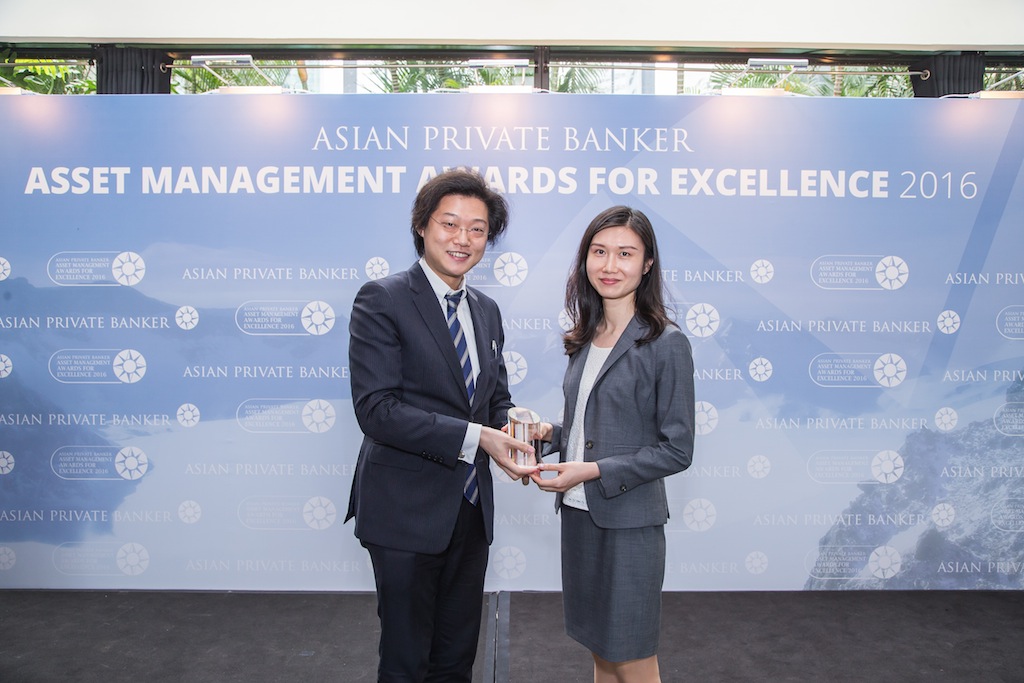 Li Ying Lu from AllianceBernstein receives the award for Best Fund Provider - Europe Bond