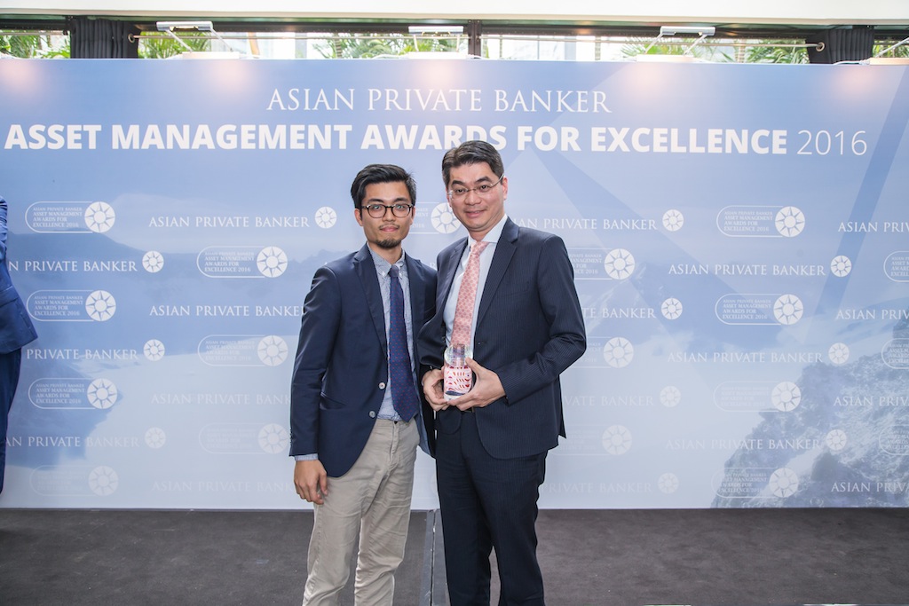 Nick Cheung from Morningstar receives the award for Best Service Provider - Fund Research
