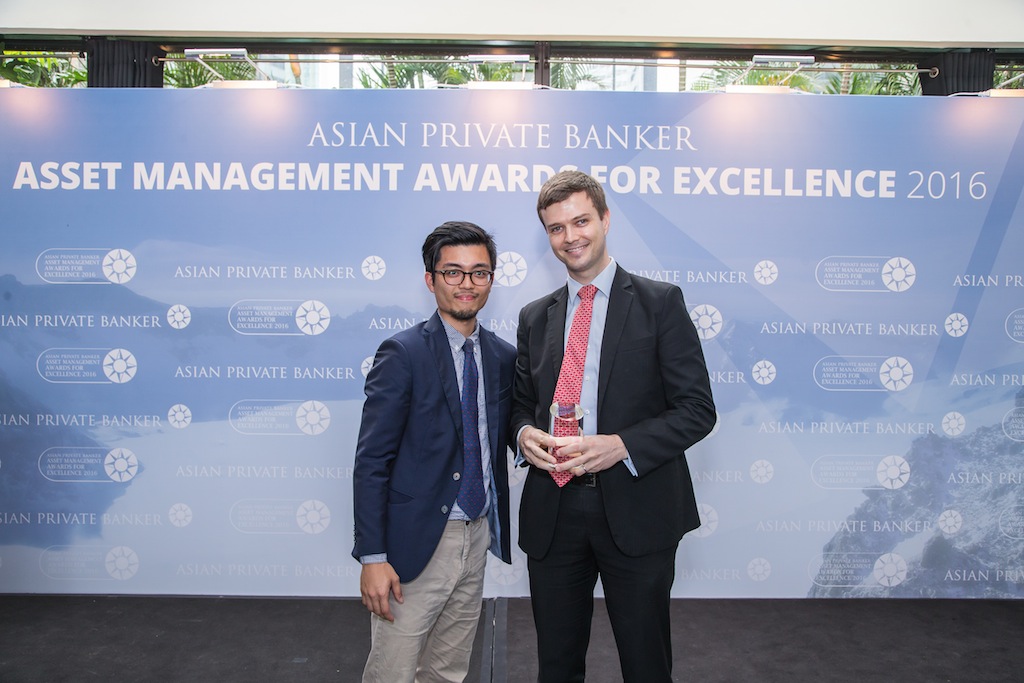 Nick Walker from PIMCO receives the award for Best Fund Provider - Global Bond