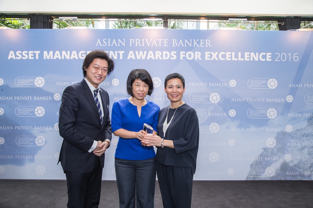 Tan Kueh and Emily Dong from BlackRock receives the award for Best Fund Provider - Asia ex-Japan Equity
