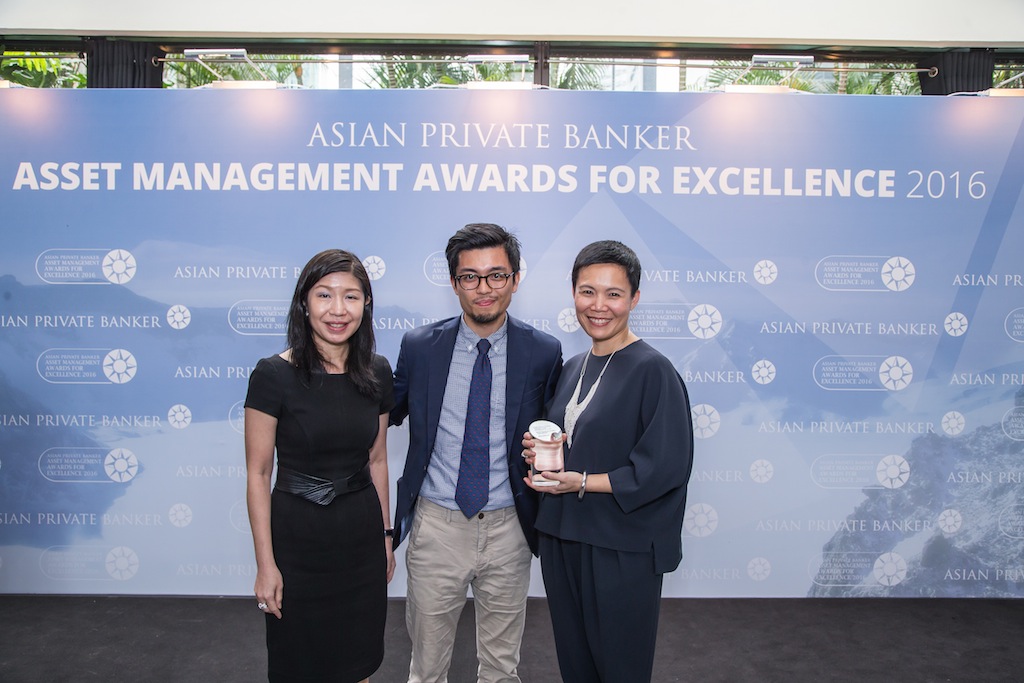 Wendy Kwan and Tan Kueh from BlackRock receives the award for Best Fund Provider - Asia Bond
