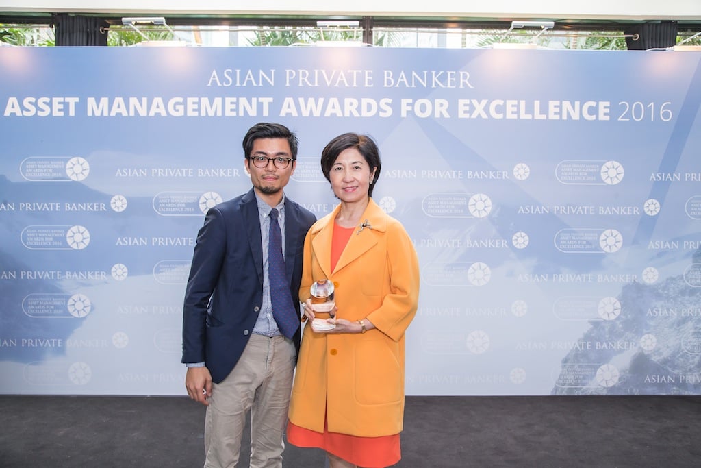 Virginia Devereux Wong from Standard Life Investments receives the award for Best Fund Provider - Liquid Alternative